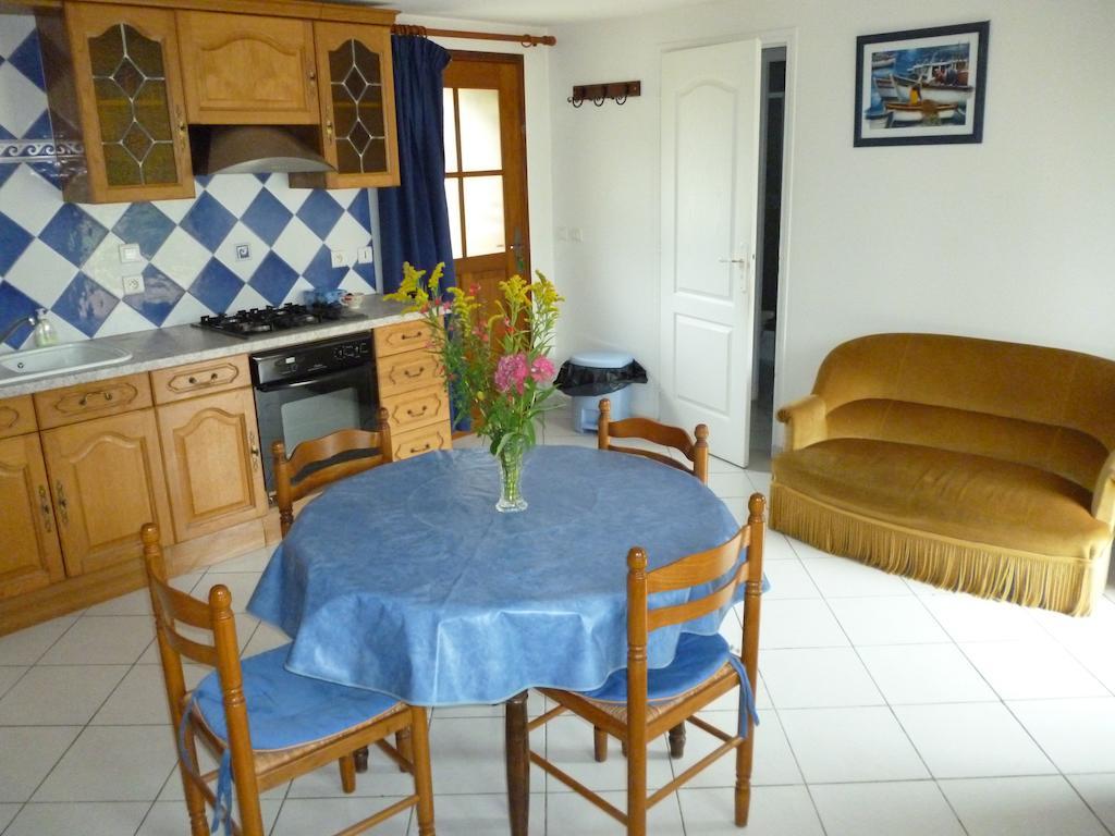 Les Gites De Kerroyal Garlan Ruang foto