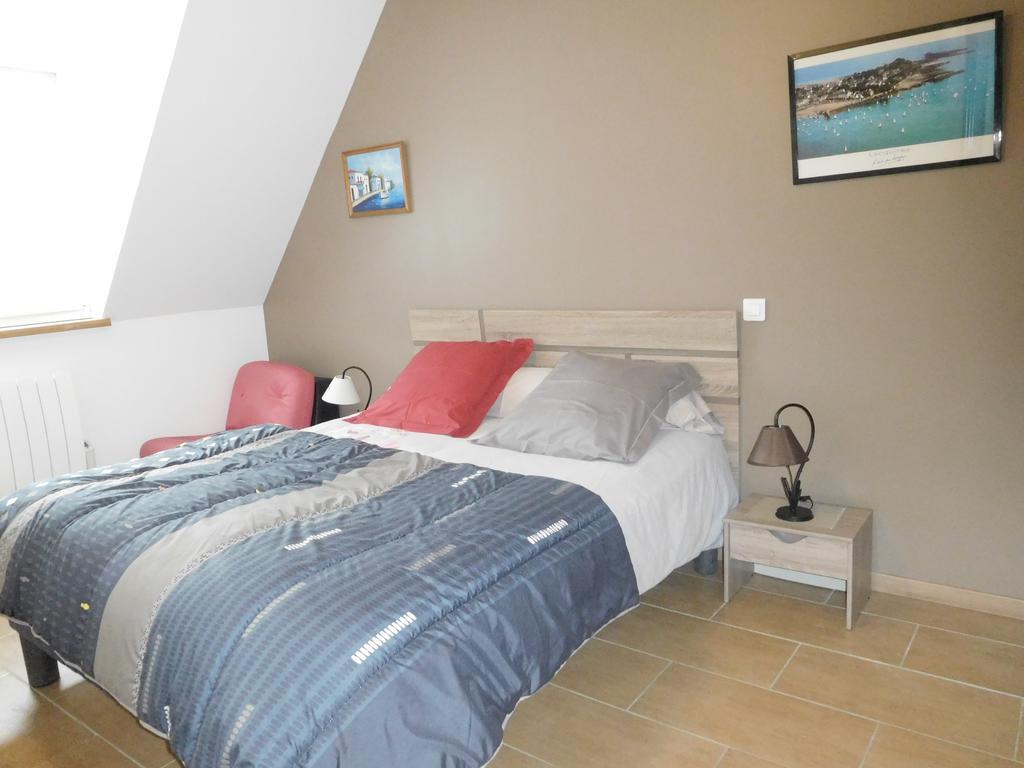 Les Gites De Kerroyal Garlan Bagian luar foto