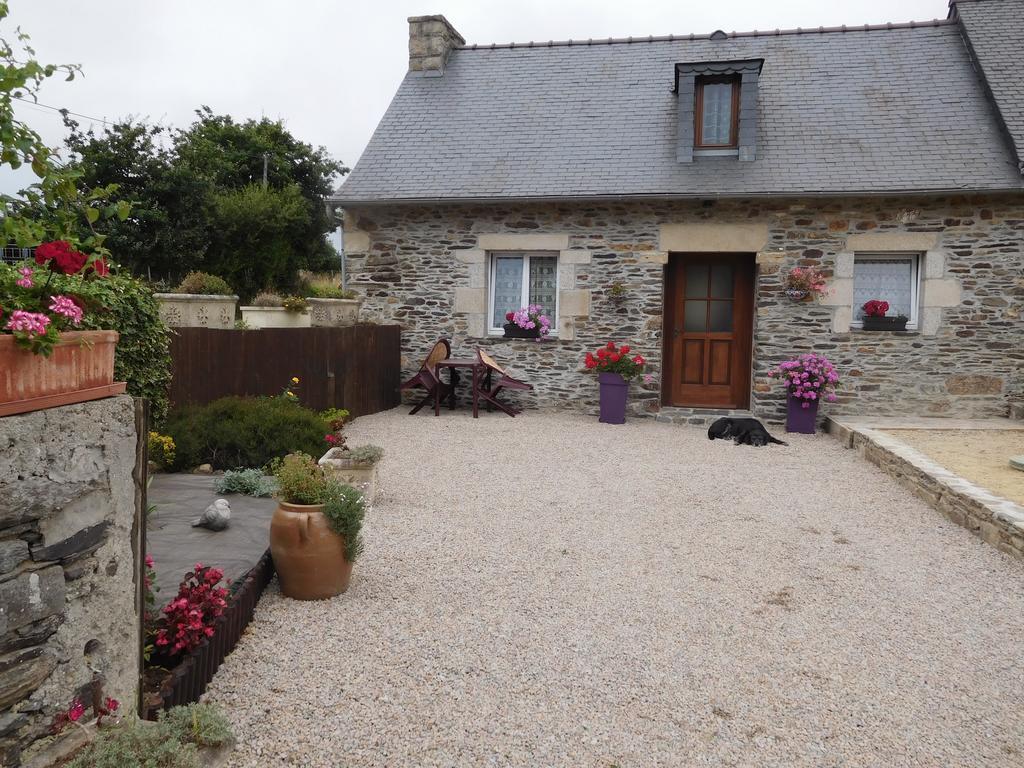 Les Gites De Kerroyal Garlan Bagian luar foto