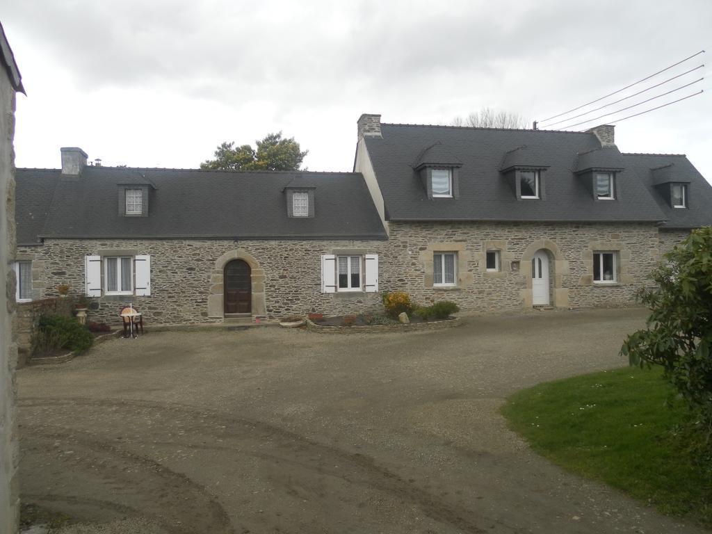Les Gites De Kerroyal Garlan Bagian luar foto