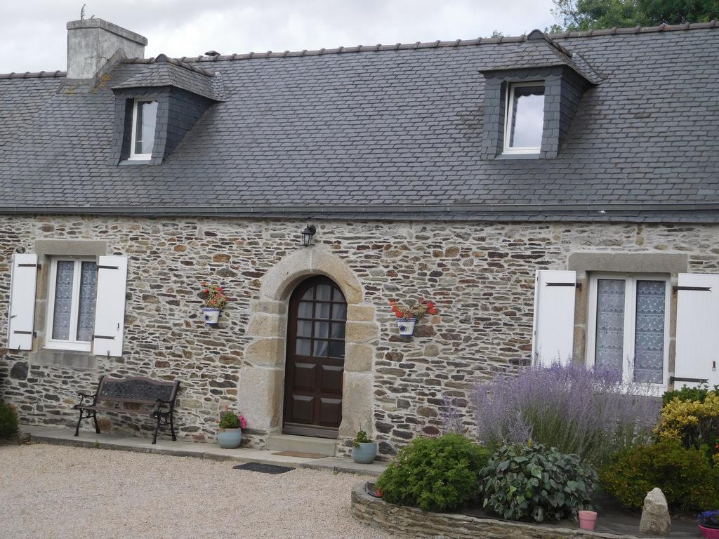 Les Gites De Kerroyal Garlan Bagian luar foto