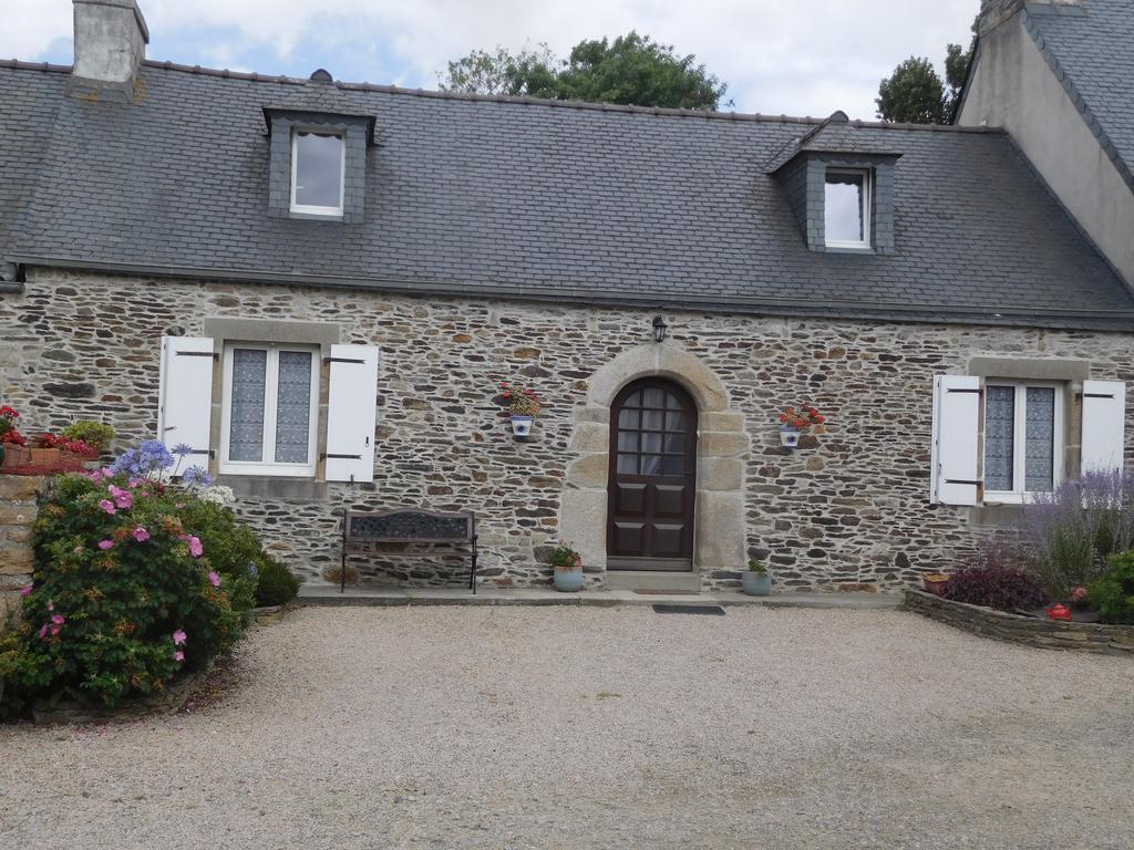 Les Gites De Kerroyal Garlan Bagian luar foto